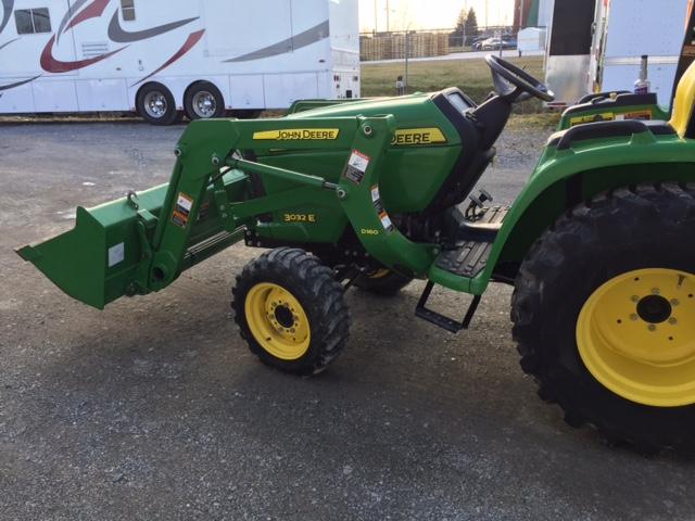 2014 - JOHN DEERE 3032E - Tracteur avec chargeur